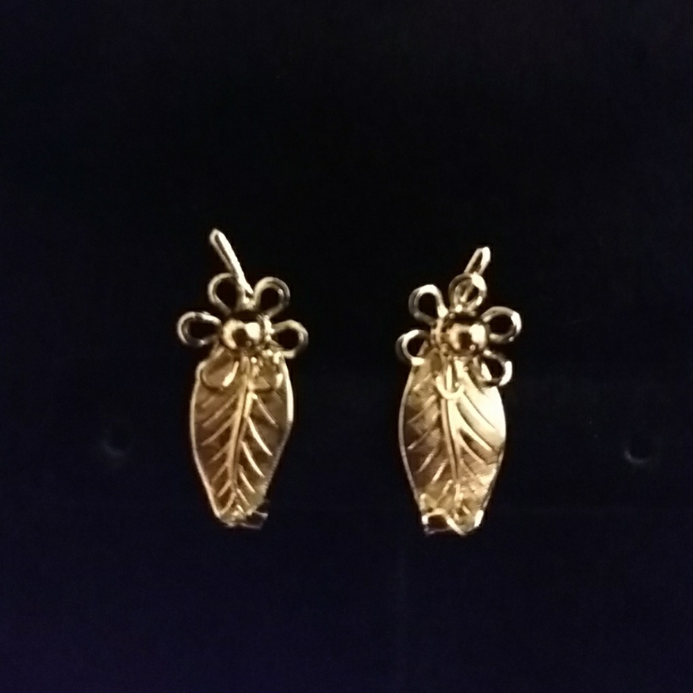 Vintage screwback earrings silvertone leaf flower